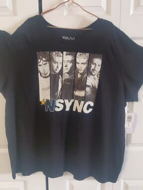 TORRID VINYL ICONS NWT SZ 5 28/ 30. BLACK " NSYNC" GRAPHIC BAND TSHIRT